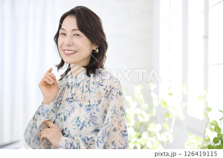 花柄のブラウスを着た笑顔のミドル女性 126419115