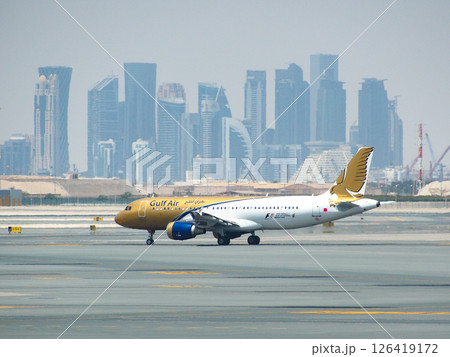 ドーハ空港で出発準備中のガルフ航空機A320 ドーハ空港で出発準備中のガルフ航空機A320 126419172