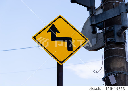 交通標識　左背向屈折あり 126419258