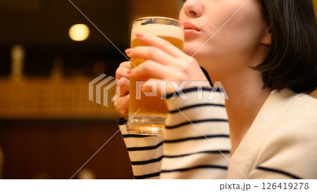 居酒屋でのワンシーン 126419278