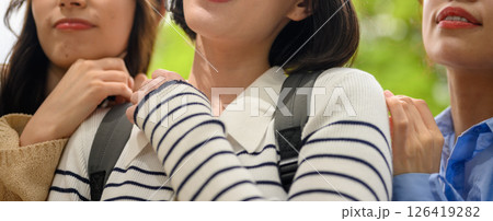 女性の観光旅行のワンシーン 女性の観光旅行のワンシーン 126419282