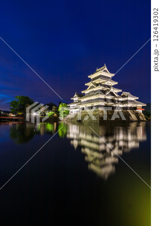 夕暮れ時の松本城 ライトアップ 長野県松本市 夕暮れ時の松本城 ライトアップ 長野県松本市 126419302