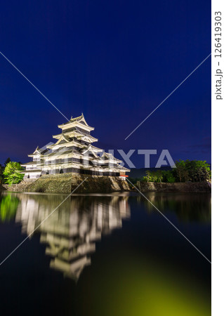 夕暮れ時の松本城 ライトアップ 長野県松本市 夕暮れ時の松本城 ライトアップ 長野県松本市 126419303