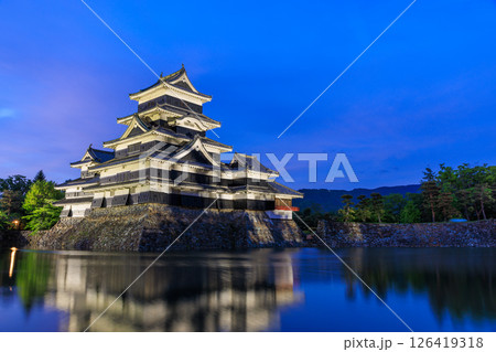 夕暮れ時の松本城 ライトアップ 長野県松本市 夕暮れ時の松本城 ライトアップ 長野県松本市 126419318