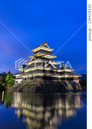 夕暮れ時の松本城 ライトアップ 長野県松本市 夕暮れ時の松本城 ライトアップ 長野県松本市 126419320