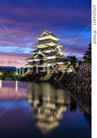 夕暮れ時の松本城　ライトアップ　長野県松本市 126419325