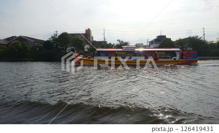 すれ違う水上バス すれ違う水上バス 126419431