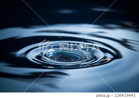 水滴がつくる波紋の美しい背景素材 126419443