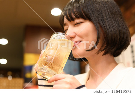 居酒屋でのワンシーン 居酒屋でのワンシーン 126419572