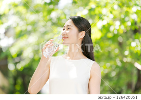 公園で水を飲む女性 公園で水を飲む女性 126420051