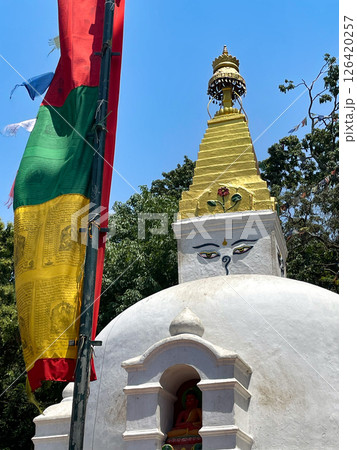 ネパール・カトマンズ　スワヤンブナートの仏塔 126420257