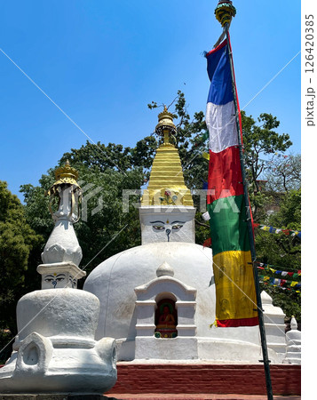 ネパール・カトマンズ　スワヤンブナートの仏塔 126420385