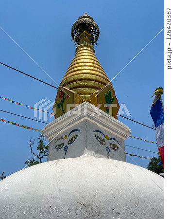 ネパール・カトマンズ スワヤンブナートの仏塔 ネパール・カトマンズ スワヤンブナートの仏塔 126420387
