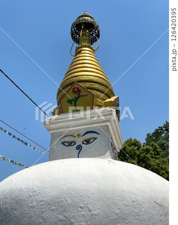 ネパール・カトマンズ　スワヤンブナートの仏塔 126420395