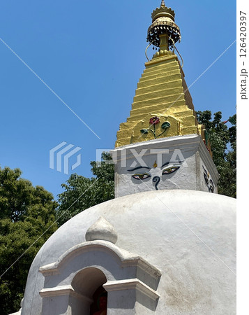 ネパール・カトマンズ　スワヤンブナートの仏塔 126420397
