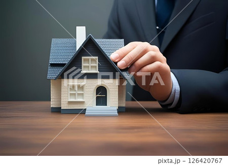 住宅模型を持つビジネスマンの手 126420767