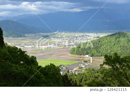 国道476号の山岳地から眺める越前大野城の城下町（大野盆地） 126421115