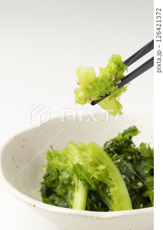 獲れたてわさび菜の浅漬けを箸で持ち上げる 獲れたてわさび菜の浅漬けを箸で持ち上げる 126421372