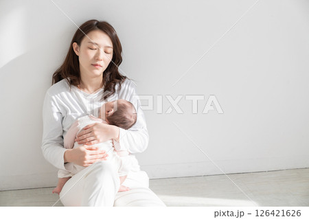 お母さんと赤ちゃん 疲れる お母さんと赤ちゃん 疲れる 126421626