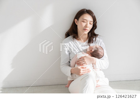 お母さんと赤ちゃん 疲れる お母さんと赤ちゃん 疲れる 126421627