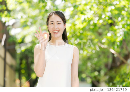 公園で寛ぐ女性 公園で寛ぐ女性 126421759