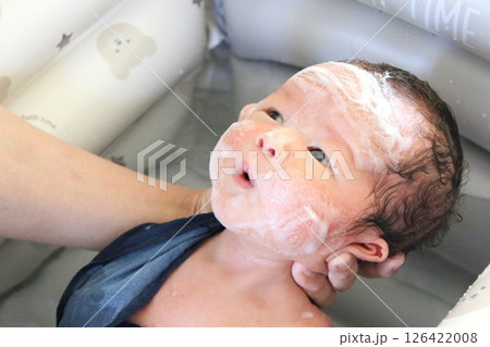沐浴する赤ちゃん 126422008