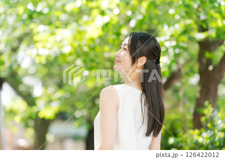 公園で寛ぐ女性 公園で寛ぐ女性 126422012