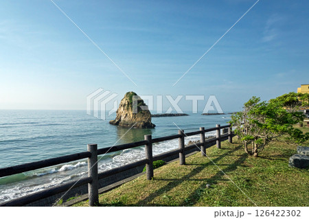 北茨城市　磯原海岸　二ツ島（春、五月） 126422302