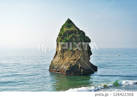 北茨城市　磯原海岸　二ツ島（春、五月） 126422308