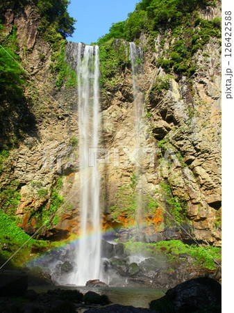 虹の出る富貴野の滝（宇佐市・縦構図） 126422588