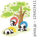タイヤの遊具でだらけるパンダ 126423411