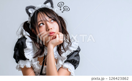 悩み事をする猫耳メイドの女の子 126423862