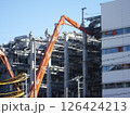 ビルの解体工事現場 126424213