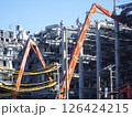 ビルの解体工事現場 126424215