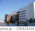 ビルの解体工事現場 126424216