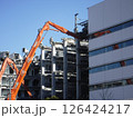 ビルの解体工事現場 126424217