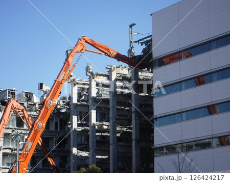 ビルの解体工事現場 126424217