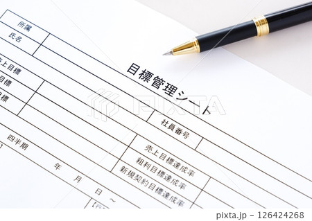 個人やチームの達成目標を明確に定義し、進捗状況を追跡するためのツールである「目標管理シート」を書く 126424268