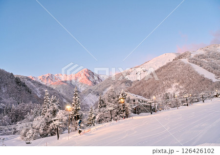 朝陽に照らされる美しいスキー場　　 126426102