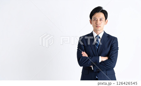 《AI画像》腕を組むスーツ姿の男性 126426545