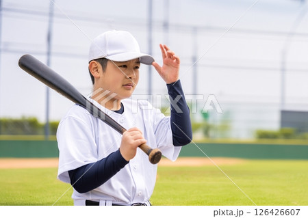 真剣な表情の野球少年 126426607