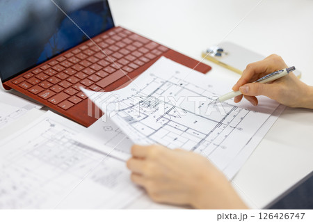 建築図面を確認する設計士の手元作業 126426747