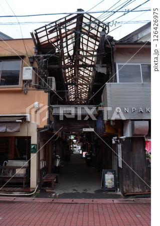 現存する日本最古のアーケード 別府竹瓦小路（大分県別府市） 126426975