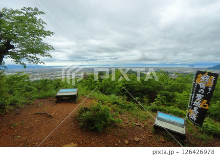 小谷城 桜馬場跡 展望所から眺める景色（竹生島、長浜、彦根方面） 126426978