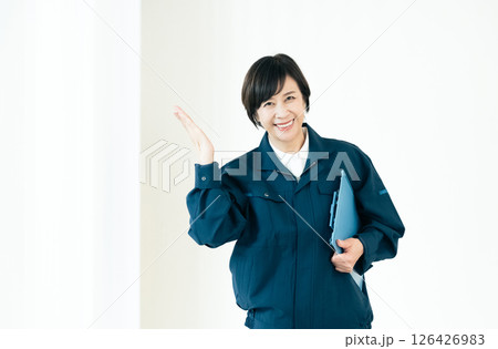 作業着姿のシニア女性 作業着姿のシニア女性 126426983