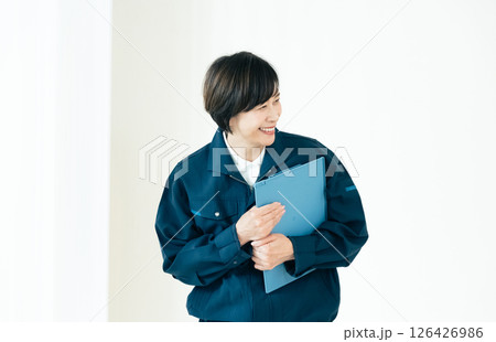 作業着姿のシニア女性 作業着姿のシニア女性 126426986