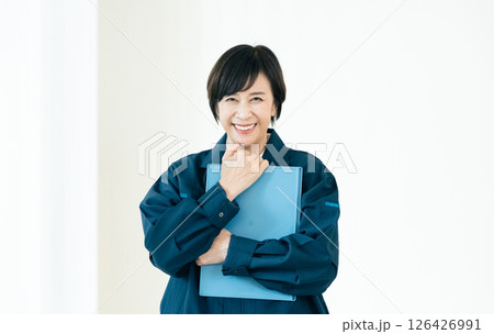作業着姿のシニア女性 126426991