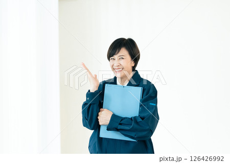 作業着姿のシニア女性 作業着姿のシニア女性 126426992