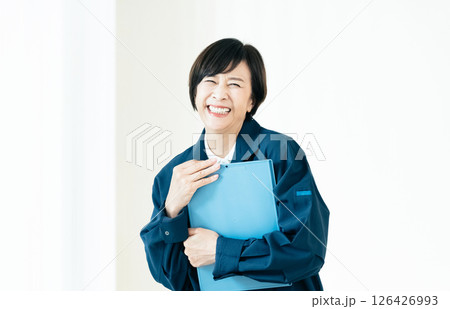 作業着姿のシニア女性 作業着姿のシニア女性 126426993