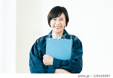 作業着姿のシニア女性 126426997